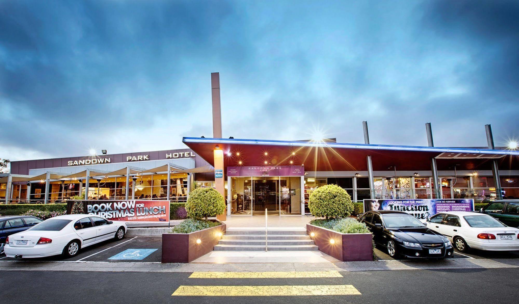 Nightcap At Sandown Park Hotel Noble Park Екстериор снимка